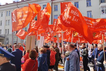 Под знаменем Сталина в день 80-летия Победы: колонна КПРФ в сердце Бессмертного полка Тюмени