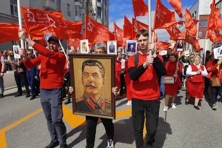 Под знаменем Сталина в день 80-летия Победы: колонна КПРФ в сердце Бессмертного полка Тюмени
