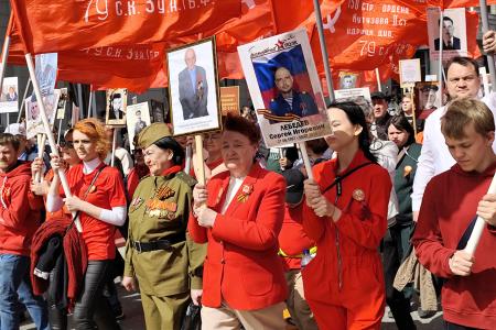 Под знаменем Сталина в день 80-летия Победы: колонна КПРФ в сердце Бессмертного полка Тюмени