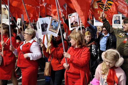Под знаменем Сталина в день 80-летия Победы: колонна КПРФ в сердце Бессмертного полка Тюмени