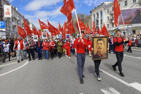 Под знаменем Сталина в день 80-летия Победы: колонна КПРФ в сердце Бессмертного полка Тюмени