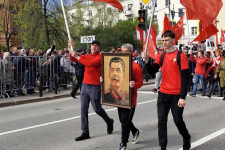 Под знаменем Сталина в день 80-летия Победы: колонна КПРФ в сердце Бессмертного полка Тюмени