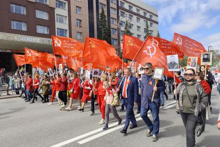 Под знаменем Сталина в день 80-летия Победы: колонна КПРФ в сердце Бессмертного полка Тюмени