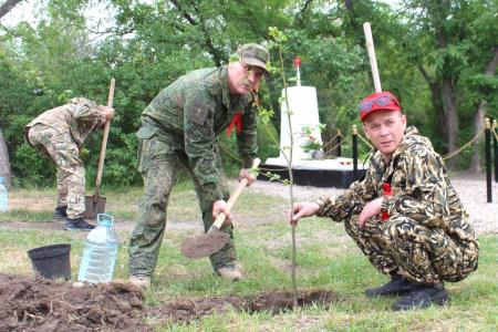 Луганск. Участники СВО присоединились к акции «Сад Победы - сад жизни»