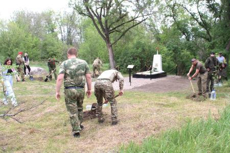 Луганск. Участники СВО присоединились к акции «Сад Победы - сад жизни»
