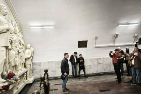 Москвичи и гости столицы несут цветы к восстановленной скульптурной группе с И.В. Сталиным