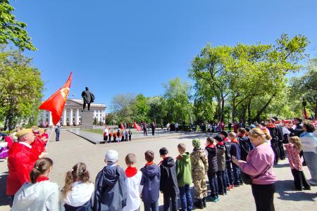 Тюмень отметила День пионерии салютом Ильичу