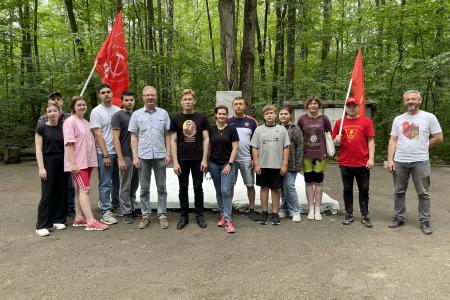 Пензенская область. Активисты КПРФ и ЛКСМ РФ привели в порядок могилы революционеров в Арбековском лесу