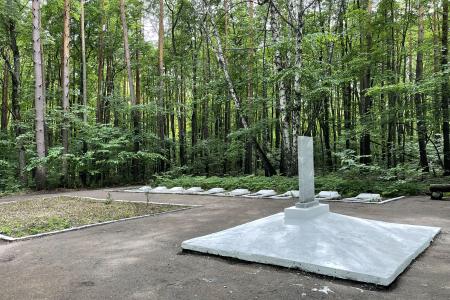 Пензенская область. Активисты КПРФ и ЛКСМ РФ привели в порядок могилы революционеров в Арбековском лесу