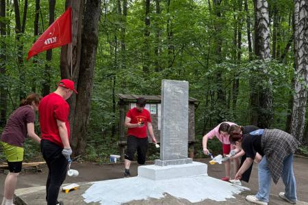 Пензенская область. Активисты КПРФ и ЛКСМ РФ привели в порядок могилы революционеров в Арбековском лесу