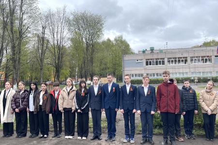 Олег Лебедев организовал высадку деревьев в средней школе города Твери