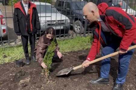 Олег Лебедев организовал высадку деревьев в средней школе города Твери