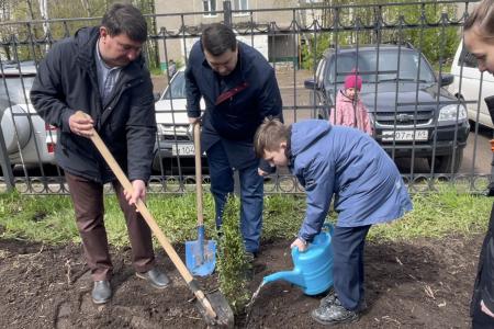 Олег Лебедев организовал высадку деревьев в средней школе города Твери