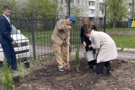 Олег Лебедев организовал высадку деревьев в средней школе города Твери