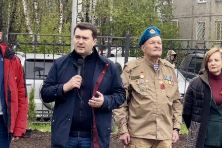 Олег Лебедев организовал высадку деревьев в средней школе города Твери