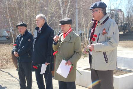 Коммунисты и комсомольцы Якутска провели майские праздничные мероприятия возле памятника Карлу Марксу