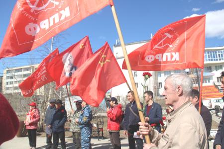 Коммунисты и комсомольцы Якутска провели майские праздничные мероприятия возле памятника Карлу Марксу