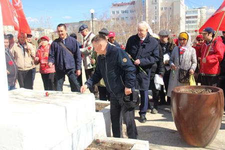 Коммунисты и комсомольцы Якутска провели майские праздничные мероприятия возле памятника Карлу Марксу