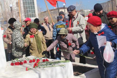 Коммунисты и комсомольцы Якутска провели майские праздничные мероприятия возле памятника Карлу Марксу