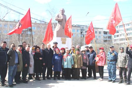 Коммунисты и комсомольцы Якутска провели майские праздничные мероприятия возле памятника Карлу Марксу