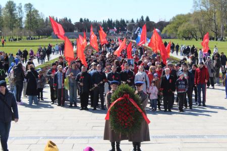 Коммунисты Ленинграда провели торжественное мероприятие на Пискаревском кладбище