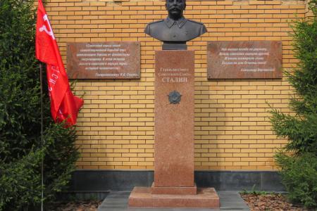 Цветы к бюсту Сталина возложили коммунисты в Новосибирске