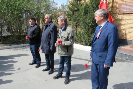 Цветы к бюсту Сталина возложили коммунисты в Новосибирске