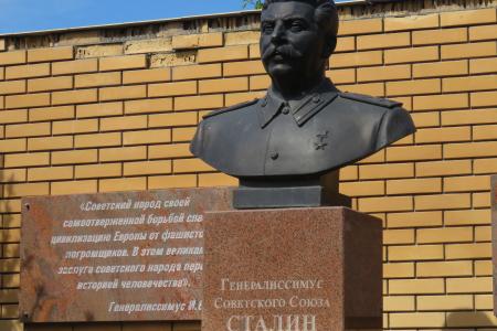 Цветы к бюсту Сталина возложили коммунисты в Новосибирске