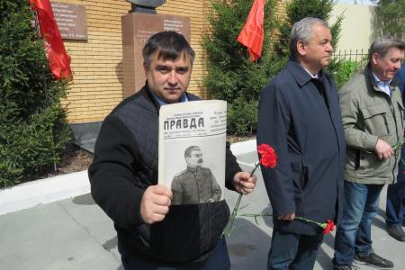 Цветы к бюсту Сталина возложили коммунисты в Новосибирске