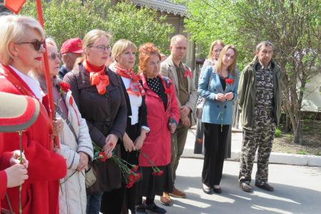 Цветы к бюсту Сталина возложили коммунисты в Новосибирске