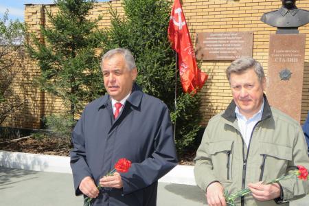 Цветы к бюсту Сталина возложили коммунисты в Новосибирске