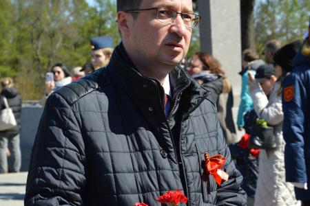 Коммунисты Ленинграда провели торжественное мероприятие на Пискаревском кладбище