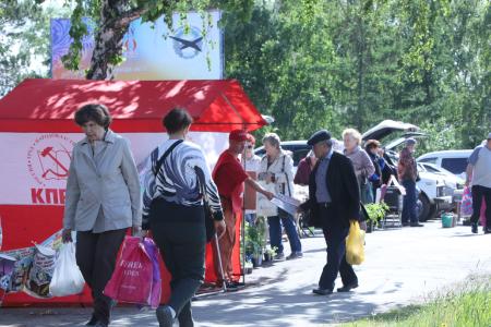 В Омске прошла серия акций «красная палатка», посвященная Народному референдуму КПРФ