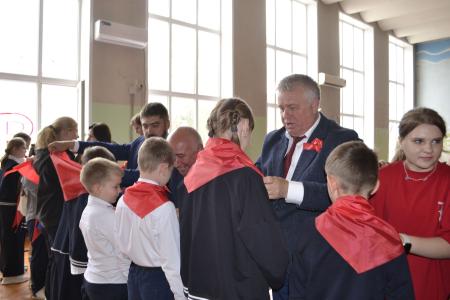 Воронежская область. Знамя с красным галстуком цвета одного