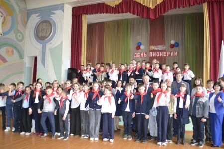 Воронежская область. Знамя с красным галстуком цвета одного