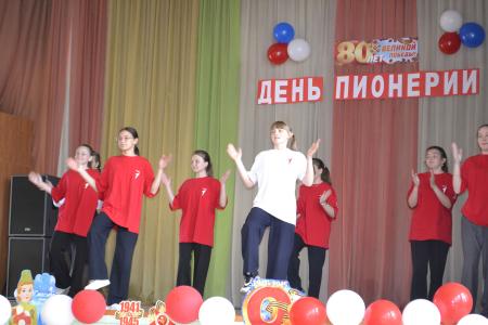 Воронежская область. Знамя с красным галстуком цвета одного