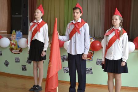 Воронежская область. Знамя с красным галстуком цвета одного