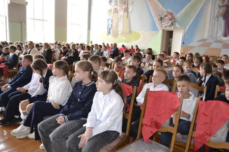 Воронежская область. Знамя с красным галстуком цвета одного
