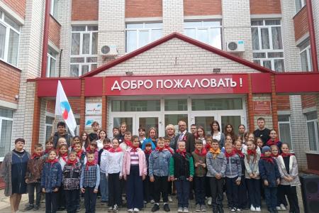 Воронежская область. Знамя с красным галстуком цвета одного