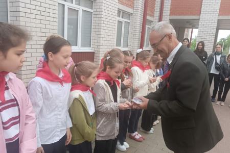 Воронежская область. Знамя с красным галстуком цвета одного