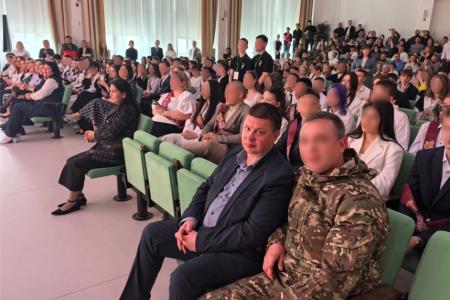 Тюменские коммунисты поздравили школьников с "Последним звонком"