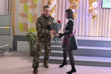Тюменские коммунисты поздравили школьников с "Последним звонком"