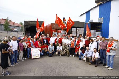 За нашу Победу! 138-й гуманитарный конвой от КПРФ ушел на Донбасс и в Курск