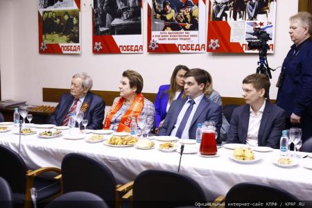 В преддверии Дня Победы Г.А. Зюганов наградил памятными медалями работников культуры