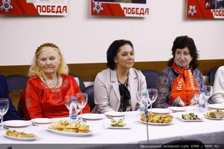 В преддверии Дня Победы Г.А. Зюганов наградил памятными медалями работников культуры