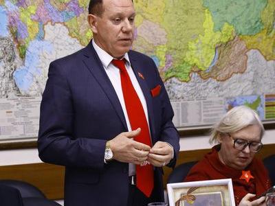 В преддверии Дня Победы Г.А. Зюганов наградил памятными медалями работников культуры