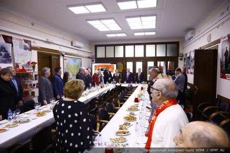 В преддверии Дня Победы Г.А. Зюганов наградил памятными медалями работников культуры