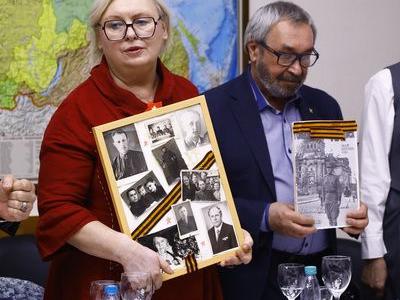 В преддверии Дня Победы Г.А. Зюганов наградил памятными медалями работников культуры