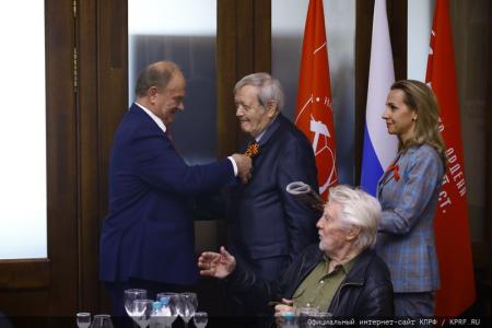 В преддверии Дня Победы Г.А. Зюганов наградил памятными медалями работников культуры