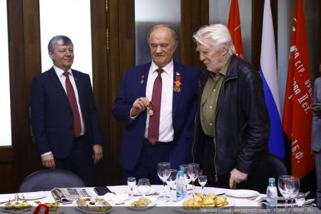 В преддверии Дня Победы Г.А. Зюганов наградил памятными медалями работников культуры